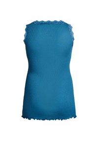 Blaues ärmelloses Oberteil aus Rippenstoff, mit einer gezackten Spitzenborte entlang des Hals- und Armausschnitts, glatter Textur und figurbetonter Passform.