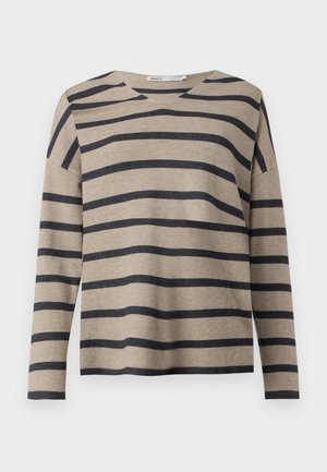 Top bej cu mânecă lungă și dungi orizontale bleumarin, care dispune de un decolteu larg în formă de V și umeri căzuți, realizat dintr-un material moale și ușor.