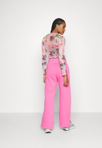 Nike Sportswear SPORTSWEAR PHOENIX FLEECE - Calças de fato de treino - pinksicle