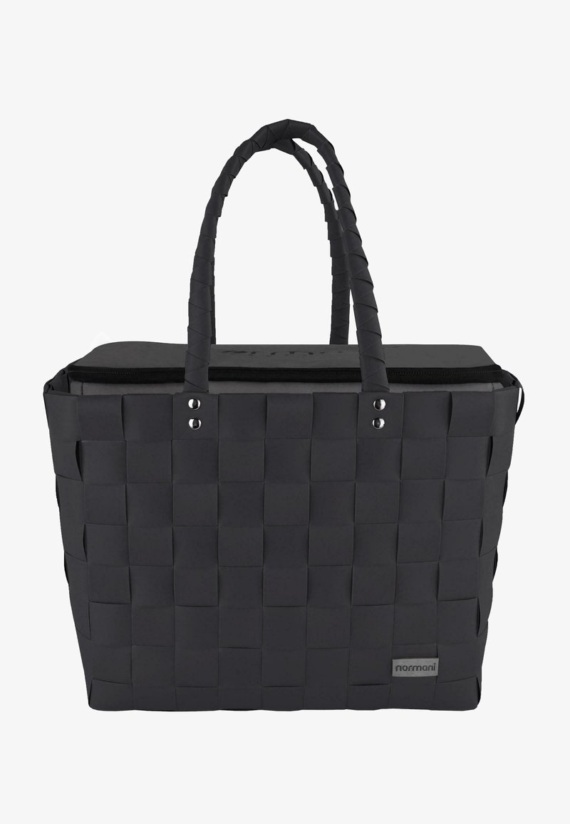 Schwarz geflochtene Tragetasche mit gepolsterten Griffen, Reißverschluss und einem strukturierten Muster. Verfügt über metallische Akzente an den Griffen und ein seitliches Logo.