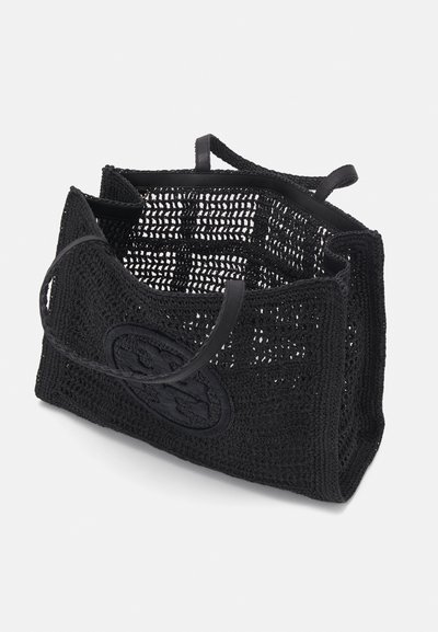 Borsa tote in crochet nera con manici in pelle, design a maglia aperta e finitura texturizzata. Presenta un logo impresso sul davanti.