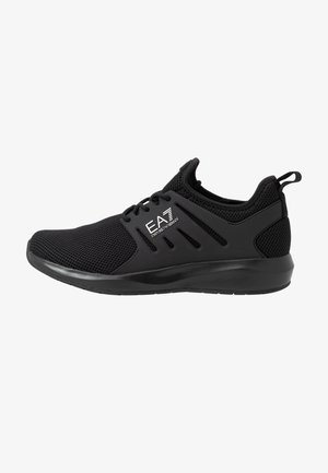 Trainers - triple black