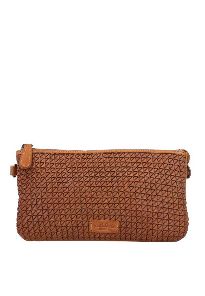 Brązowa skórzana kopertówka z teksturowanym wzorem w diamenty, zamknięcie na zamek błyskawiczny oraz mała naszywka z logo w prawym dolnym rogu.