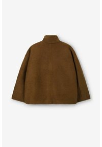 Veste en polaire marron avec col haut, manches longues et couture au centre du dos, présentée de dos sur un fond blanc.