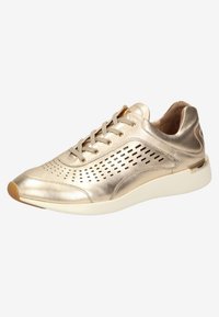 Metallisk guld sneakers med perforerat mönster, rund tå, platt vit sula och snören. Slät textur med en minimalistisk estetik.