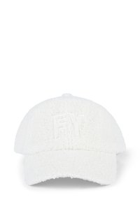 Cappello con texture in pelliccia bianca, caratterizzato da un logo "FY" ricamato sul davanti. Bolla arrotondata e chiusura posteriore regolabile.
