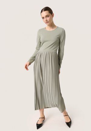 Soaked in Luxury SIMONE PLISSÉ ROUND NECK  - Freizeitkleid - shadow