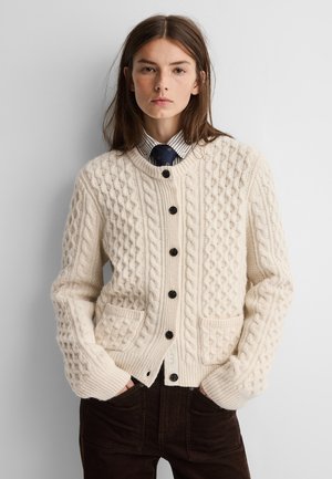 GAP, GAP X A.P.C. WOOL CABLE-KNIT CARDIGAN - Chaqueta de punto - chino