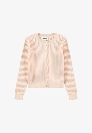 Cardigan en maille côtelée rose clair avec manches longues et col rond, doté de six boutons blancs sur le devant.