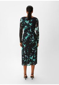 Schwarzes Midi-Kleid mit langen Ärmeln, ausgestattet mit einem grün-blauen abstrakten Muster, taillierter Taille und einem fließenden Saum; glatter Stoff.