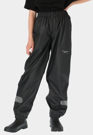 Zwarte waterdichte broeken met een elastische tailleband, reflecterende accenten op de onderbenen en een ontspannen pasvorm die geschikt is voor buitenactiviteiten.