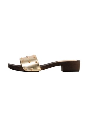 Open-toe mule sandaal met lage houten blokhiel en metallic gouden band versierd met ronde studs.