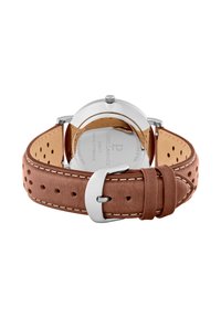 Cinturino in pelle marrone traforato con cuciture bianche e fibbia in acciaio inossidabile argentato. Il quadrante dell'orologio non è visibile in questa inquadratura.