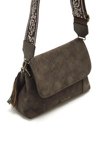 Braune, gesteppten Leder-Umhängetasche mit einem gemusterten Schulterriemen, verziert mit Quastenakzenten und metallischen Beschlägen. Kompaktes Design mit Klappenverschluss.