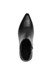 Stivale alla caviglia in pelle nera con punta affusolata, texture liscia, dettaglio con zip laterale e silhouette elegante. Fodera interna visibile.