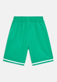 Shorts de sport verts avec une taille élastique, texture lisse et rayures blanches à l'ourlet. Conception légère et respirante.