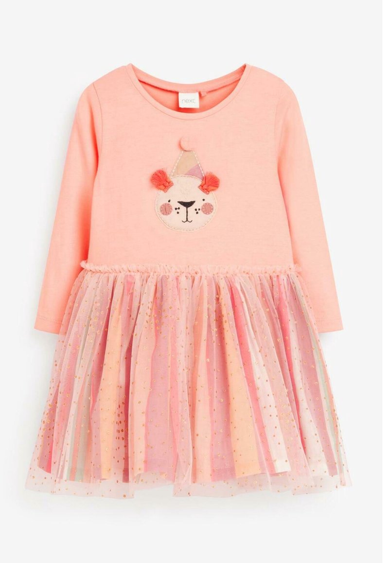 Pitkähihaista vaalempaa vaaleanpunaista puuvillamekkoa, jossa on karhun aplikaatio. Tulee hame, jossa on eri sävyisiä vaaleanpunaisia värejä ja kultaisia pisteitä, luoden kerroksellista tekstuuria.