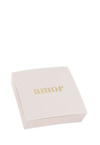 Scatola quadrata, rosa pallido con angoli arrotondati; testo dorato “amor” sulla parte superiore; superficie liscia con un design semplice e minimalista.