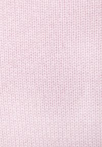 Weiches, hellrosa gestricktes Material mit einer glatten Textur. Besitzt ein einheitliches Rippmuster, das ein gemütliches Erscheinungsbild erzeugt.