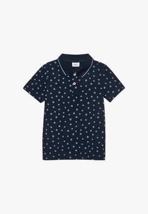 Marineblauw polohemd met korte mouwen, voorzien van kleine witte voetbalprints, een knoopsluiting met twee knopen en een kraag met witte strepen.