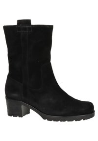 Bottine en cuir suédé noir avec une finition texturée, bout rond et un talon épais. Des détails de couture sur le côté rehaussent son design. Semelle antidérapante.