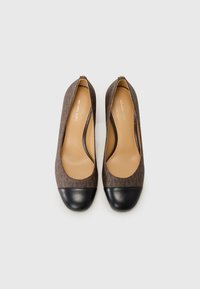 Pumps in tessuto marrone con punta rotonda, cappuccio in pelle nera e interno beige. Design semplice senza hardware o dettagli visibili.