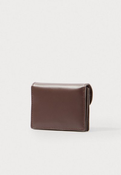 Portafoglio in pelle marrone con texture liscia, forma rettangolare compatta e bordi cuciti. Presenta un design pieghevole per una chiusura sicura.