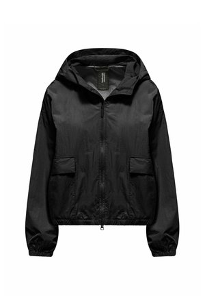 Czarna kurtka z kapturem, zapinana na zamek z przodu, z dwoma kieszeniami na klapę, elastycznymi mankietami i dolnym wykończeniem, prezentowana na białym tle.