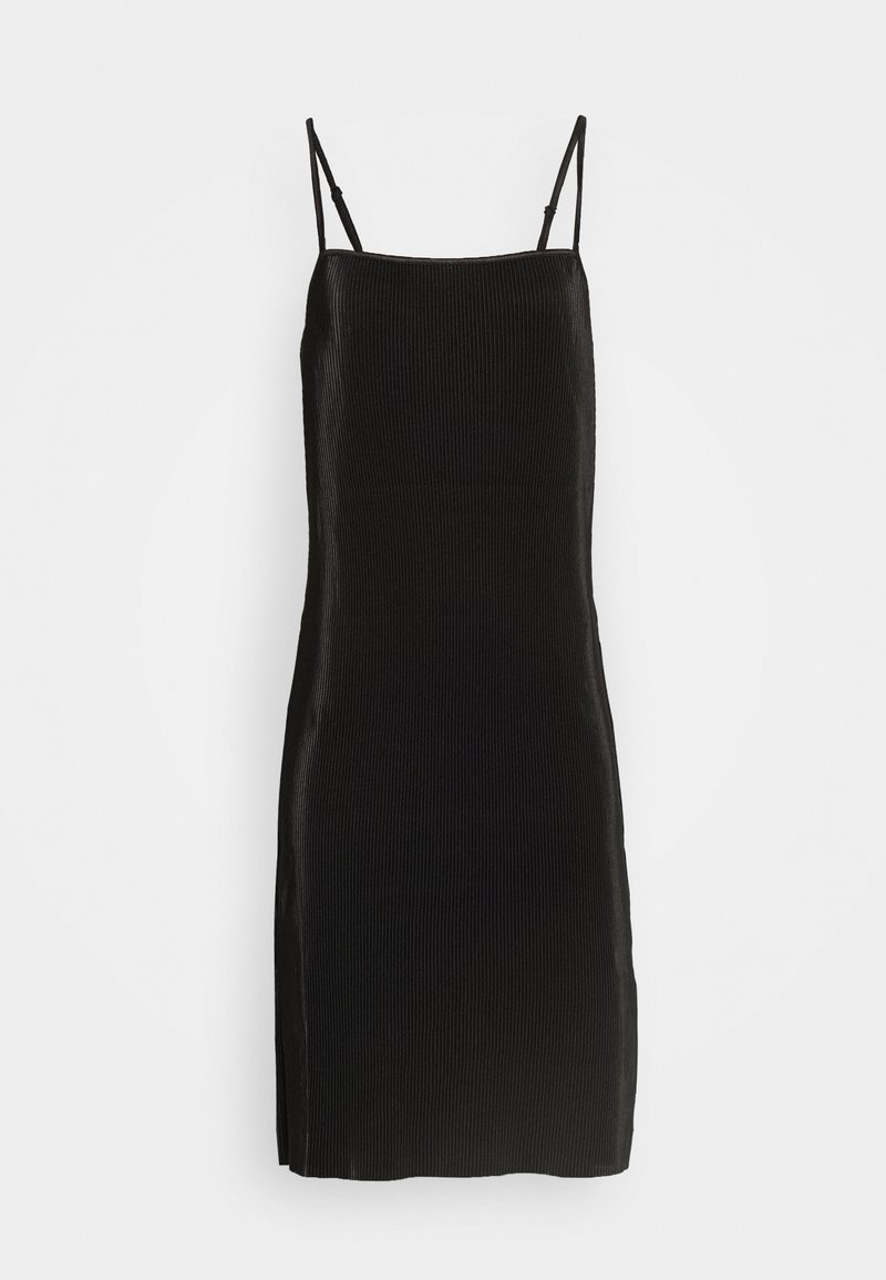 Robe noire côtelée avec fines bretelles, silhouette ajustée, fente latérale et texture lisse, conçue pour une coupe moulante.