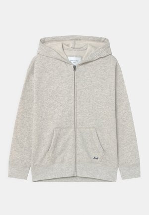 Jasnoszara dziecięca bluza z kapturem na zamek błyskawiczny z przednimi kieszeniami, kapturem oraz małym logo "A&F" na kieszeni, wystawiona na białym tle.