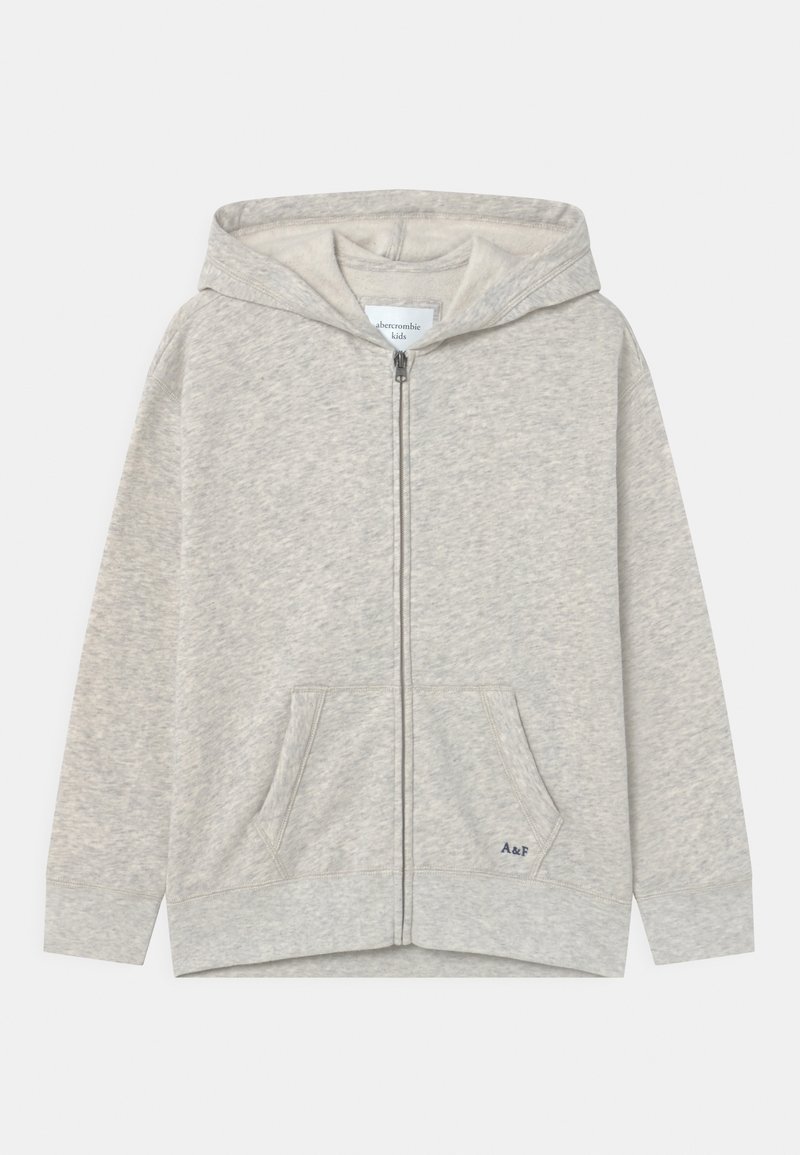Sudadera con cremallera de color gris claro para niños, con bolsillos frontales, capucha y pequeño logo "A&F" en el bolsillo, presentada sobre un fondo blanco.