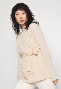 IN THE STYLE JAC JOSSA OFF SHOULDER TIE WAIST LONG SLEEVE - Camisola de manga comprida - stone
