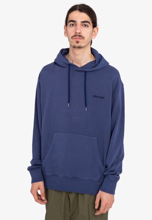 Sudadera con capucha azul marino, hecha de una tela suave, con un bolsillo frontal, cordones y detalle del logo en el pecho. Corte relajado.