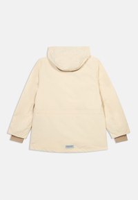 Μπουφάν με κουκούλα σε κρεμ απόχρωση, με μακριά μανίκια, ριμπ μανσέτες σε ανοιχτό καφέ χρώμα και μια μικρή ορθογώνια ετικέτα κοντά στο κάτω μέρος της πλάτης.