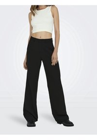 Svarta vida byxor med en slät yta, med en skräddarsydd passform och framfickor, parat med en figursydd ljus kort topp.