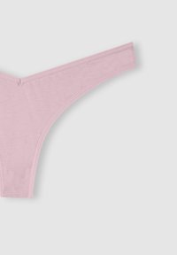 Percorso sottile in cotone rosa chiaro con una consistenza liscia, caratterizzato da un design a vita bassa e lati stretti, ideale per una copertura minima.