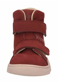 Roter Wildleder-Sneaker mit hohem Schaft, abgerundeter Spitze, zwei Klettverschlüssen sowie kontrastierendem cremefarbenem Innenfutter und Laufsohle. Mit schlichten Steppnähten.