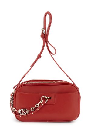 Czerwona prostokątna torebka na pasku z detalem z złotym łańcuszkiem i regulowanym paskiem, zamknięciem na zamek oraz przednią kieszenią.