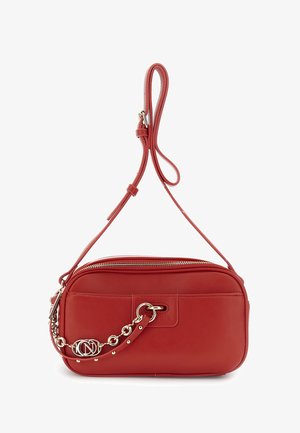 Sac bandoulière rectangulaire rouge avec détail chaîne dorée et bandoulière ajustable, fermeture éclair et poche avant.