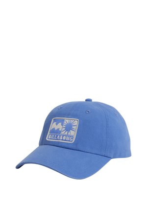 Gorra de béisbol azul claro hecha de algodón, con un parche de logo blanco que presenta diseños de olas y sol. Visera curvada clásica y correa ajustable.