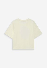 Maglietta corta color crema con maniche corte, vista da dietro su sfondo bianco.