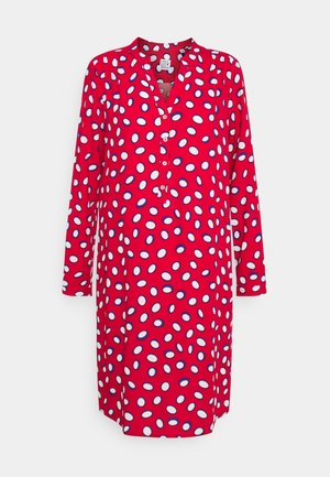 Robe rouge à manches longues, décolleté en V et patte de boutonnage. Présente des pois ovales blancs et bleus. Tissu doux avec une texture lisse.