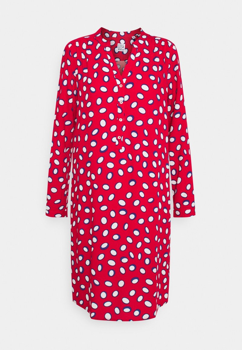 Červené šaty s dlouhými rukávy, výstřihem do V a knoflíkovou légou. Obsahují bílo-modré oválné puntíky. Jemný materiál s hladkou texturou.