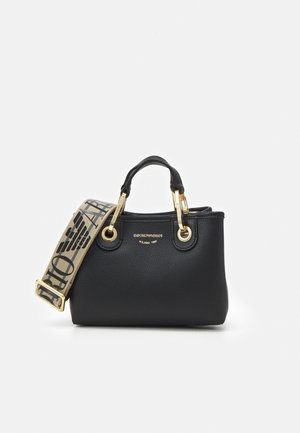 Czarna, fakturowana skórzana torebka z złotymi elementami, krótkimi uchwytami oraz szerokim beżowym, regulowanym paskiem z czarnymi logo Emporio Armani.