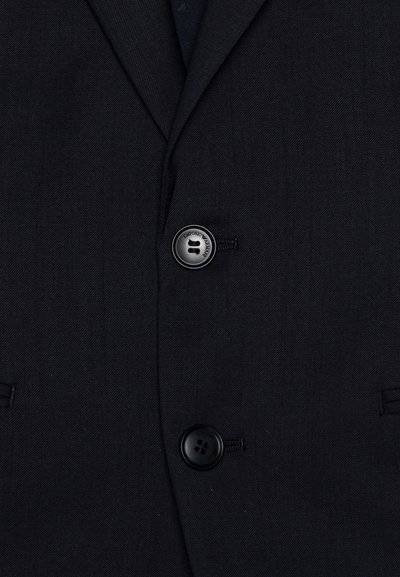 Must tumeelik metallist kangast, millel on kaks musta nööpi, hammaslõikega reväär ja peened õmblused esiküljel.