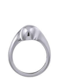 Polerad silverring med en slät, rundad topp och ett brett band. Har en sömlös design och en glänsande, reflekterande yta.