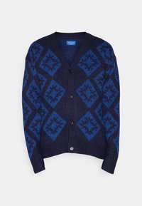 Mörkblå cardigan med ett diamantmönster i blått och svart. Har v-ringning, fem knappar och ribbade ärmslut och nederkant. Tillverkad av stickad tyg.