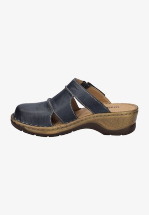 Marineblaue Ledersandale mit zwei offenen Riemen und geschlossener Zehe. Verfügt über eine strukturierte braune Wedgesohle und helle Nähte.