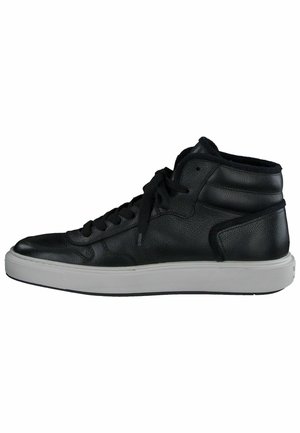 Czarny sneaker typu high-top z teksturowaną skórzaną cholewką, czarnymi sznurówkami, wyściełanym kołnierzem i grubą, białą gumową podeszwą, widoczny z boku.