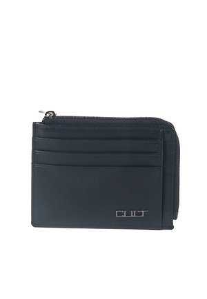 Portafoglio in pelle nera con più scomparti per tessere e una tasca con zip. Presenta un logo argento sul davanti e una texture liscia.
